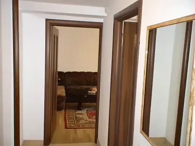 Apartament de inchiriere Sector 4 Bucuresti living cu oglinda